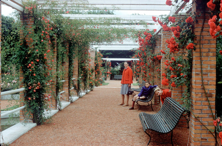 ORLEANS. - Jardin des Roses, visiteurs devant l'objectif ; couleur ; 5 cm x 5 cm [diapositive] (1961). 