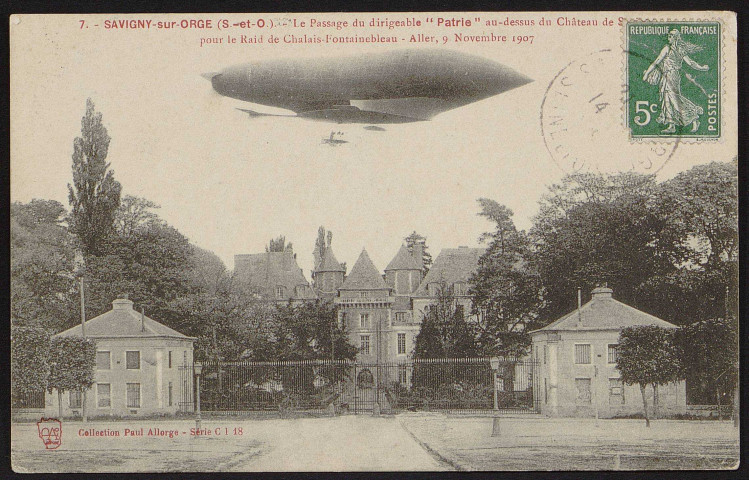SAVIGNY-SUR-ORGE .- Le passage du dirigeable Patrie au-dessus du château de Savigny pour le raid Chalais-Fontainebleau le 9 novembre 1907 (15 mars 1909). 
