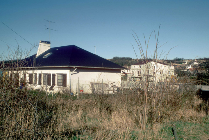 ETRECHY. - Un pavillon près d'un terrain en friche (janvier 1980). 