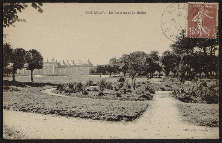 Dourdan .- Le parterre et la mairie [1920-1930]. 