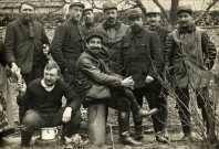 Groupe de neuf militaires : photographie noir et blanc (28 mars 1915).
