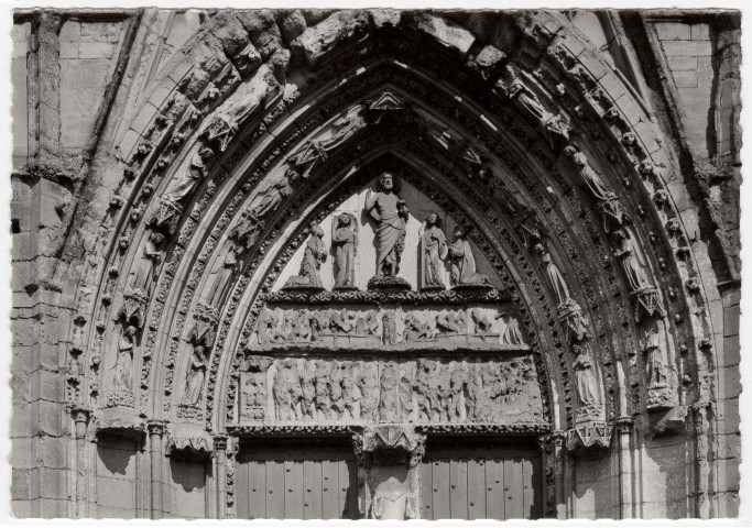 SAINT-SULPICE-DE-FAVIERES. - L'église, le fronton du portail. Editeur Rameau. 