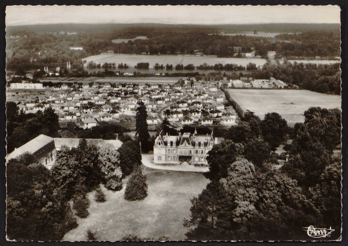 Evry.- Evry-Petit-Bourg. Le château de Mousseau et panorama sur les coteaux (1961). 
