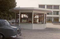 SAINT-ANDIOL. - Les Vergers de Saint-Andiol, bâtiments et parking ; couleur ; 5 cm x 5 cm [diapositive] (1961). 