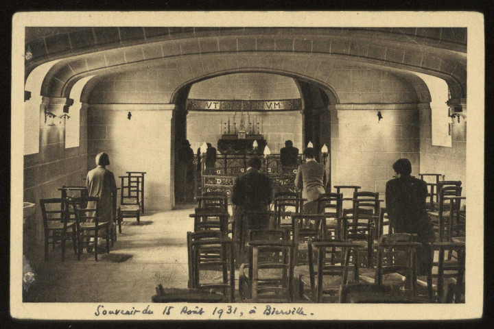 BOISSY-LA-RIVIERE. - Bierville. Le foyer de la paix. Prière dans la chapelle du château. Edition Le foyer de la paix, Bierville, 1931,sépia. 