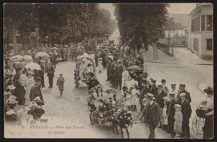Arpajon.- Fête des fleurs : le défilé [1906]. 