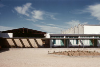 SAINT-ANDIOL. - Les Vergers de Saint-Andiol, vue générale des bâtiments [entreprise localisée à SAINT-ANDIOL, département des Bouches-du-Rhône] ; couleur ; 5 cm x 5 cm [diapositive] (1961). 