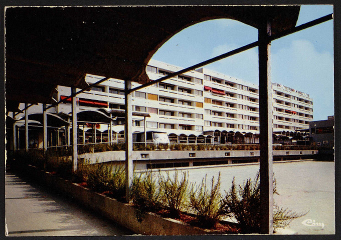 LONGJUMEAU.- Centre commercial les Arcades, 1969.