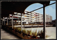 LONGJUMEAU.- Centre commercial les Arcades et immeubles (1969).