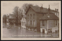 JUVISY-SUR-ORGE.- Inondation de 1910 au quai Gambetta : restaurant Bernard et Raboulin [1910].