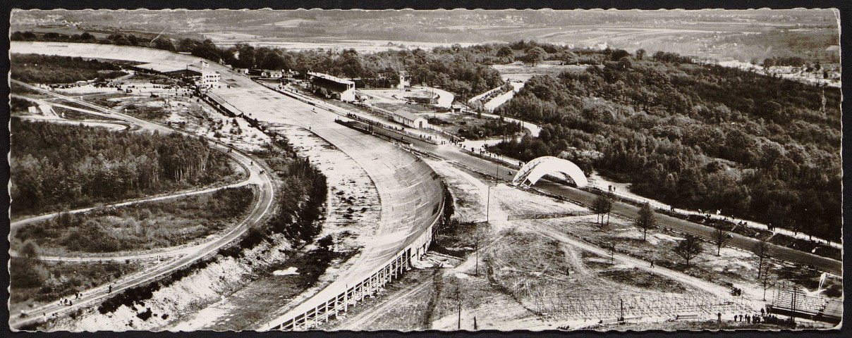 Linas.- Autodrome de Linas-Montlhéry, Domaine de Saint-Eutrope : En avion au-dessus la piste de vitesse et circuit routier [1950-1964]. 