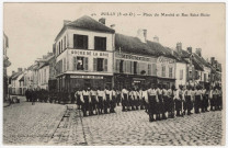 MILLY-LA-FORET. - Place du marché et rue Saint-Blaise : rassemblement des militaires en cantonnement [Editeur Seine-et-Oise Pittoresque]. 