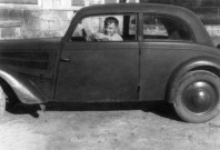 CHAMARANDE. - Franz Bachmann posant à bord d'une voiture [v. 1940 - 1944 ; don de M. Heinrich Heill] ; noir et blanc ; 12 cm x 8, 5 cm (2010). 