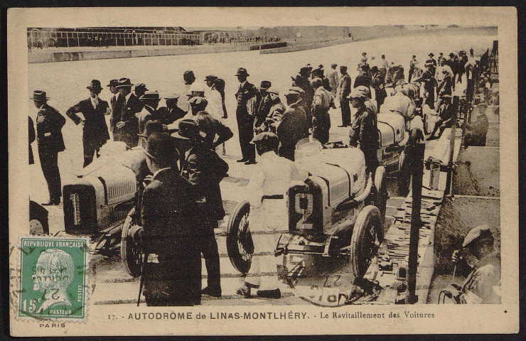 Linas.- Autodrome de Linas-Montlhéry, Domaine de Saint-Eutrope : Le ravitaillement des voitures (26 juillet 1925). 