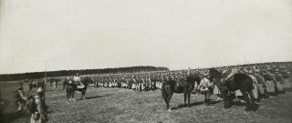 Rassemblement et revue des troupes, départ pour les tranchées : photographie noir et blanc.