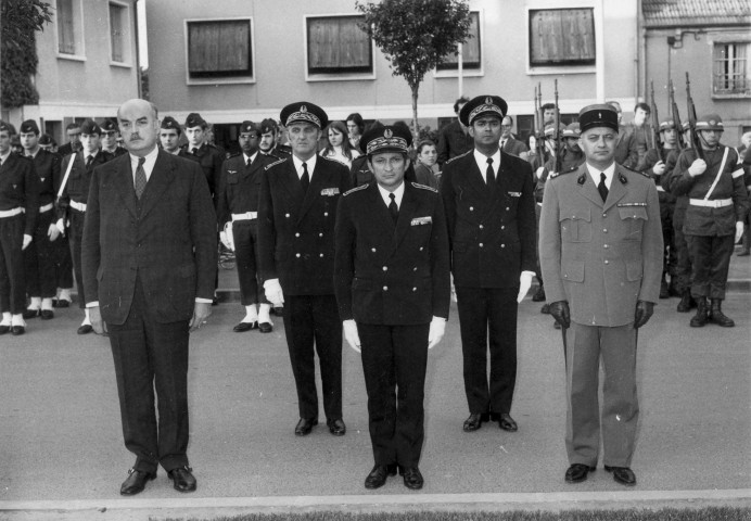 EVRY.- Une cérémonie commémorative du 8 mai, au monument aux morts : M. BOSCHER, maire d'EVRY, et le préfet de l'Essonne, [1978], N et B. 