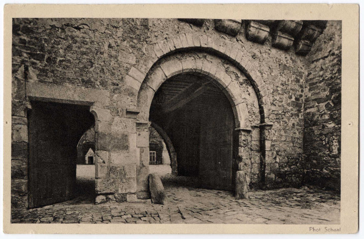 BOUVILLE. - Château de Farcheville. Le portail, Boutin, sépia. 