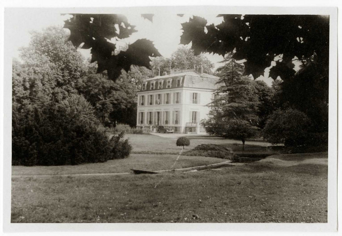 DRAVEIL.- Occupation de la ville par l'armée allemande : une villa non identifiée, vue depuis le parc.