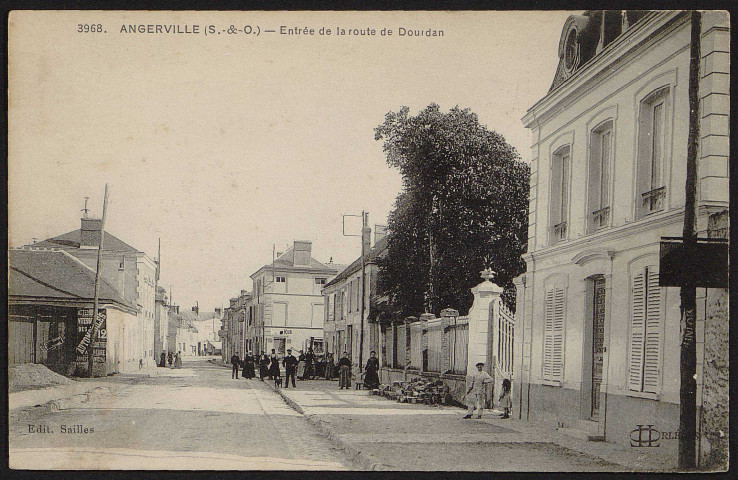 Angerville.- Entrée de la route de Dourdan (24 juillet 1915). 