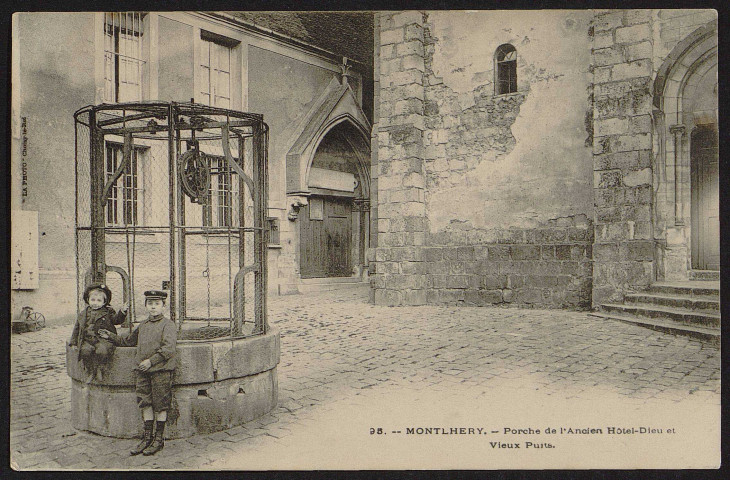 Montlhéry.- Porche de l'ancien hôtel-Dieu et vieux puits (17 février 1904). 