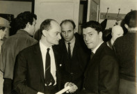 SIM, humoriste (au 1er plan gauche) et Edmond TAILLET, chanteur (1er plan à droite), photographie, noir et blanc.