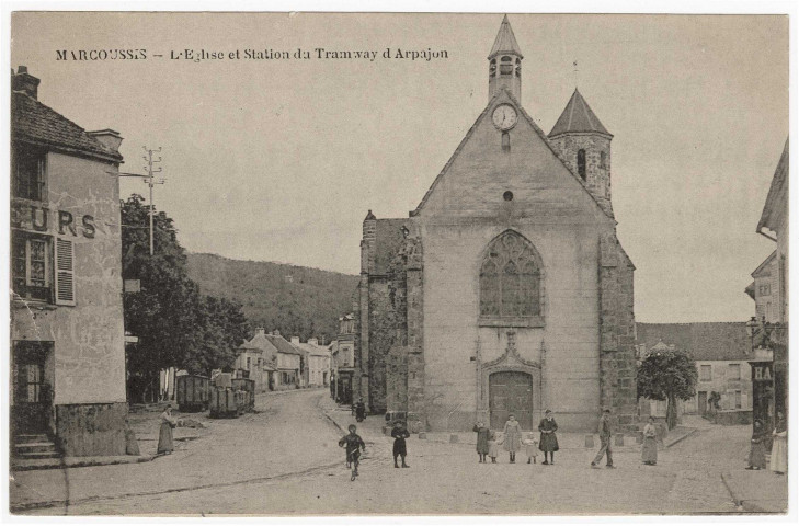 MARCOUSSIS. - L'église et la station du tramway d'Arpajon. 