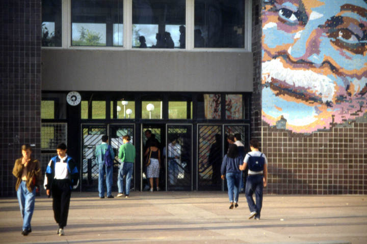 COURCOURONNES, le Canal 3. - Lycée Georges Brassens, élèves devant l'entrée : une boîte de diapositives (septembre 1988). 