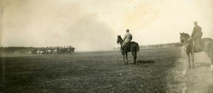 Rassemblement et revue des troupes, charge de cavalerie : photographie noir et blanc.