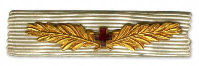 Objets.- Insigne d'infirmière de la Croix-Rouge française, croix de guerre avec étoile.